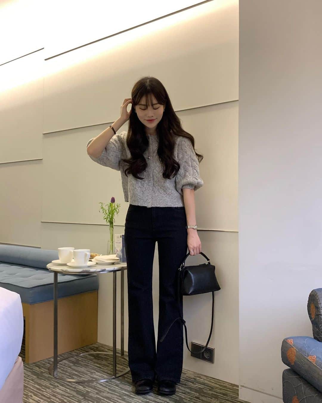 +82 경현さんのインスタグラム写真 - (+82 경현Instagram)「연말데이트룩🩶 #BITETHEBULLET#바잇더불렛  + 업데이트 현황은 @bitethebullet.co.kr 요 계정에서 확인가능하세요🧚🏻‍♀️  + 사진속의 코디는 댓글로 문의주시면 업데이트시 안내 다이렉트 보내드리고 있습니다🥳✨」11月11日 21時12分 - kkh516