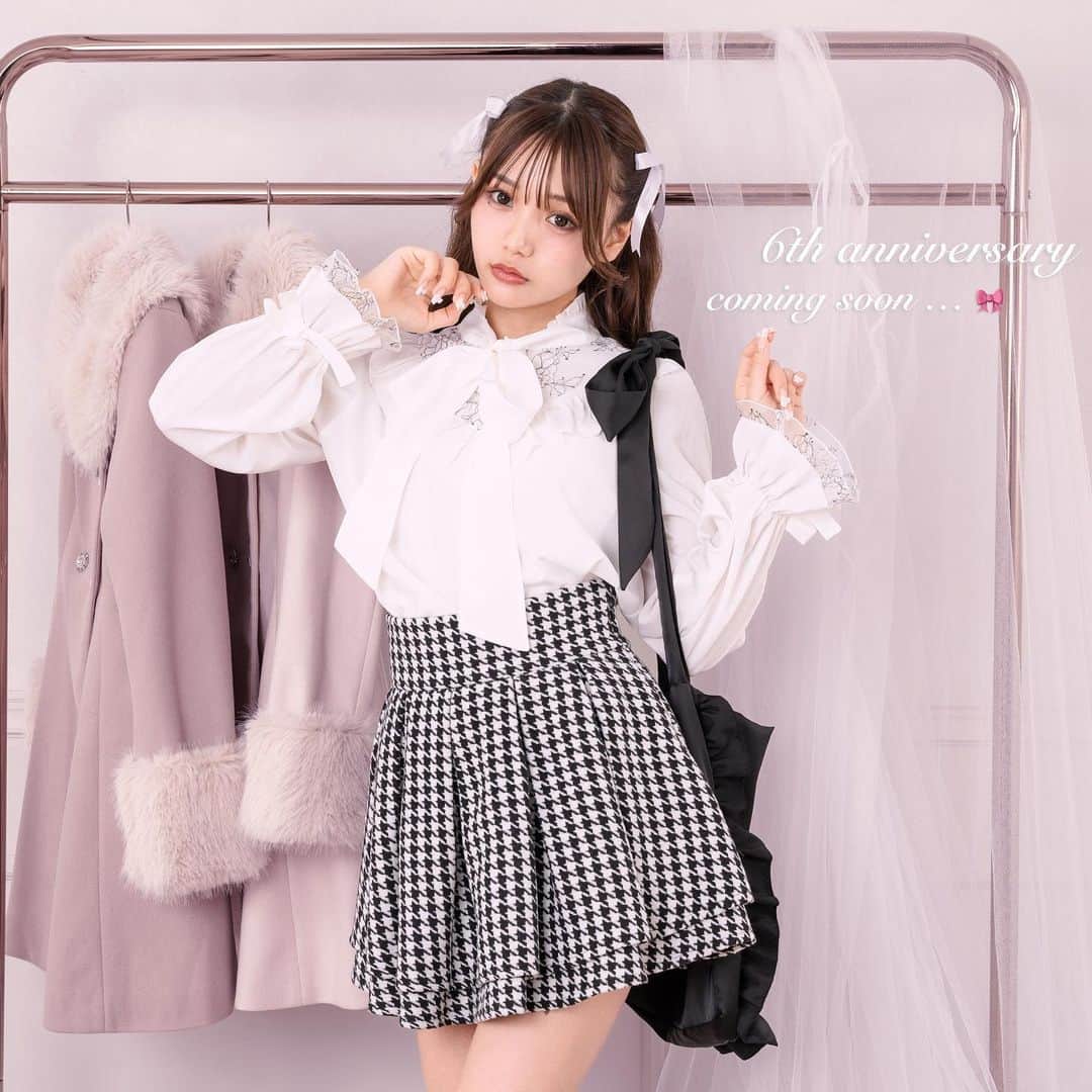 apres jour(アプレジュール) のインスタグラム：「【 𝐚𝐩𝐫𝐞𝐬 𝐣𝐨𝐮𝐫 🎀 𝟔𝐭𝐡 𝐚𝐧𝐧𝐢𝐯𝐞𝐫𝐬𝐚𝐫𝐲 🎂 】　 ⁡ 11/16(thu)21:00〜release🧸 ⁡ いつもapres jourをご愛顧いただき 誠にありがとうございます🎁 日頃から応援してくださる皆様のおかげで 2023年11月16日にapres jourは6周年を迎えます💐 ⁡ 今回はなんと… みんなも大好きなふーりーちゃん( @fuuuuu_ri ) がモデルさんに🎀🪄 ⁡ ブランドオープン6年を記念した特別なアイテムを お姫様みたいにかわいく着用してくれました👑♫ ⁡ ⁡ 再販なしの限定アイテムになりますので 楽しみにお待ちください💐 ⁡ #レースフリルボウタイブラウス 商品番号🔎987924 サイズ…F/XL ¥3,595(taxin) ⁡ ⁡ こちらの画像はインスタ用に加工しておりますので、カラーの雰囲気が実際の商品と異なる場合がございます。 商品ページにてカラーのご確認をお願い致します。 ⁡ #ZOZOでしか買えない #アプレジュール #アプレ部」
