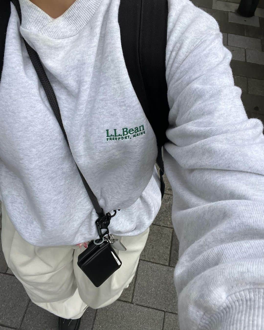 さいとうなるさんのインスタグラム写真 - (さいとうなるInstagram)「🛏️  朝からとある講習に参加して その後はずっとmtg☕️  最近、何故か疲れやすく 6時間も外に出てると 帰ってくる頃にはヘトヘト🥲  ただ周りに話聞いてみると 体調不良の方もすごく多くて そういう時期なのかもしれませんね🥲💦  なんでこんな弱々なの~😭と 思うけど、人と比べても致し方がないので マイペース貫こうと思います☺️🙏❣️  皆さんもマイペースでいきましょう🛏️🫶  tops... @llbean  pants... @shinzone_official  bag... @champion  cap... @freshservice_official  shoes... @clarksoriginals  . . . #ootd#日々#シンプル#シンプルコーデ#メンズライク #秋コーデ#冬コーデ#サムオム#somomandco#サムオムアンドコー#シティーポップ#シティボーイ #シティポップ#ストリートシック#ストリートコーデ #ストリート#アウトドアファッション#popey#ポパイ#cityboy#citystyle#トラッドコーデ#fudge#ファッジ#cluel#クルーエル#llbean#スウェット#ホワイトパンツ#クラークス」11月11日 21時22分 - naru060708