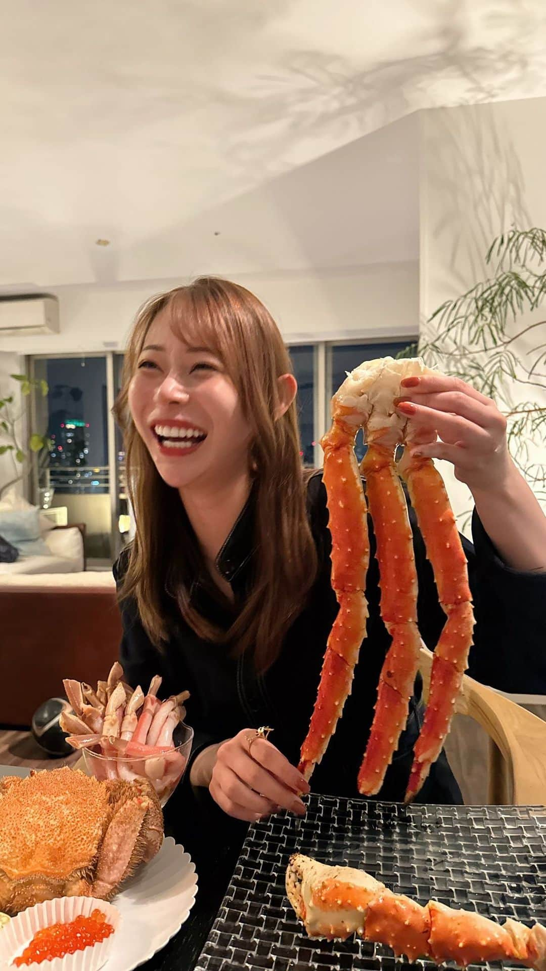 karen okajimaのインスタグラム：「小樽の蟹パーティー🦀🥳🎊  先日、友達の先輩が始めたサイトで売ってる蟹さんでパーティーしたの🦀 小樽でとても人気みたいでなんと、メルカリの肉魚部門も1位のお店！！👏💕 全国に知ってもらいたいからネット販売始められたみたいです🫶 蟹って今まであんまり違い分からなかったんだけど、本当に美味しくてびっくり🥰 Amazonで売ってるよ✌️今なら🉐セール中みたいだよ！🈹✨  たまにちらちらいる男性が友達の先輩で、蟹全部捌いて下さったり全部料理も片付けもして下さった🙇🏼‍♀️神様？ ありがとうございました🤗また年末家で買って食べたいな〜🦀  #小樽夢市場 #小樽の蟹 #ズワイガニ #毛ガニ #タラバガニ#PR」