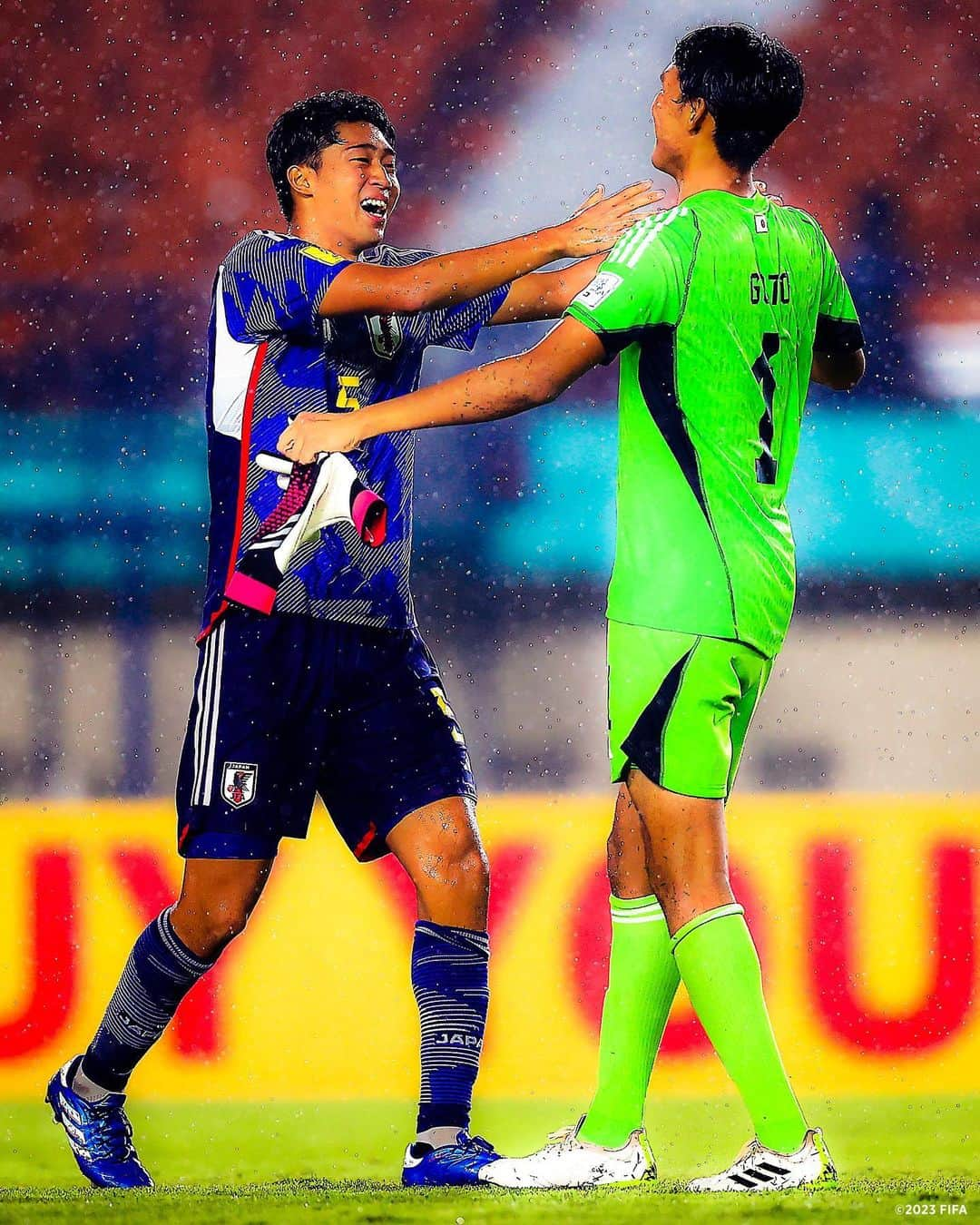 日本サッカー協会さんのインスタグラム写真 - (日本サッカー協会Instagram)「. ポーランドの攻撃を跳ね返し続けた #本多康太郎 💪 試合終了間際にビッグセーブを見せた #後藤亘 🧤  荒天による試合中断というアクシデントがあっても、 集中力を切らさず、無失点勝利に貢献しました👏  ⚔️NEXT MATCH⚔️ 🏆FIFA U-17 #ワールドカップ インドネシア 2023 ⚔️グループステージ第2節 🗓️11. 14(火)⌚️21:00(🇯🇵) 🆚アルゼンチン🇦🇷 🏟️Si Jalak Harupat Stadium(インドネシア)  #WCU17 @fifaworldcup  #夢への勇気を #U17日本代表 #jfa #daihyo #サッカー日本代表 #サッカー #soccer #football #⚽」11月11日 21時17分 - japanfootballassociation