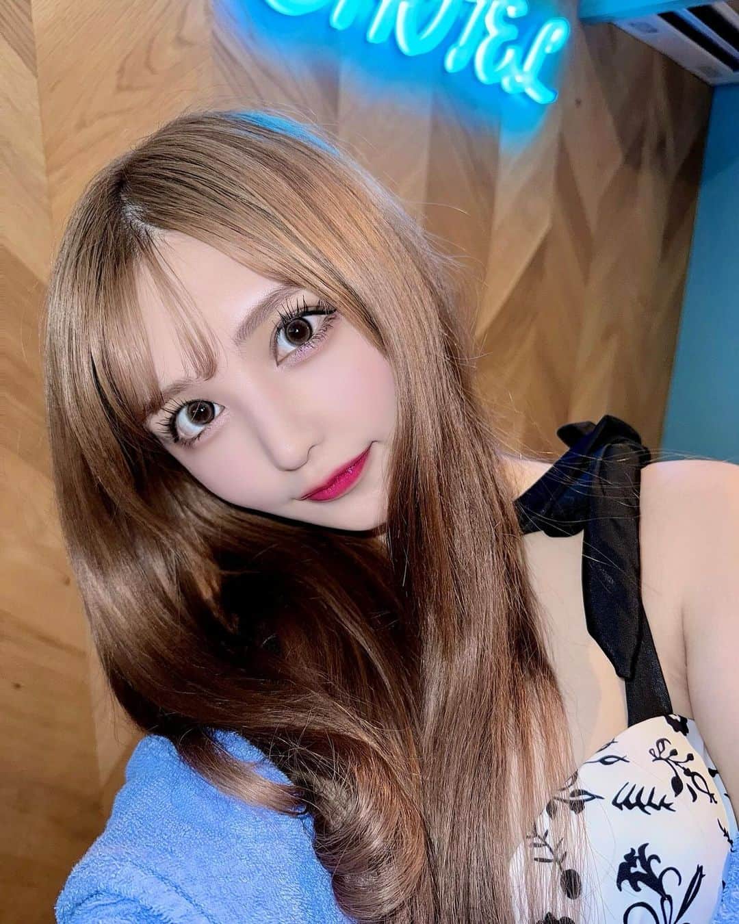Ninaのインスタグラム：「カラコン @_lenssis 🤎marina brown  水着 @lavia_official」