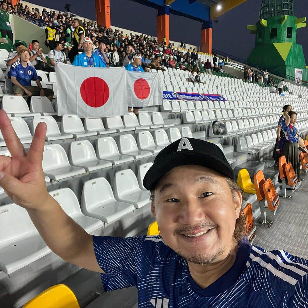 植田朝日のインスタグラム：「🇮🇩🇮🇩🇮🇩  u17ワールドカップ 🇯🇵日本 1-0 ポーランド🇵🇱  ガラガラなのにチケット完売。  突如の大雨で試合中断。  いろいろありましたが、無事、初戦勝利です‼️  次はアルゼンチンだ！ 待ってろよ！🇦🇷  #u17wc #サッカー日本代表 #u17日本代表 #サッカー旅 #FooTravelleR #朝日旅」