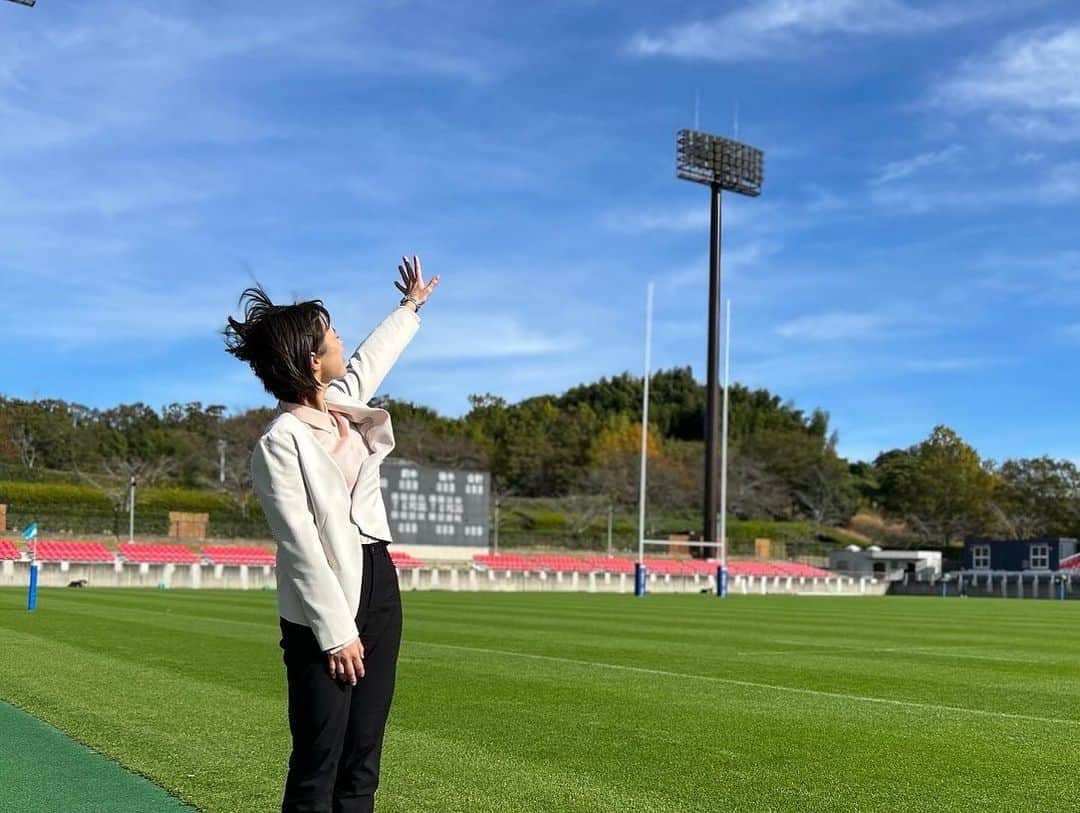 佐藤玲奈さんのインスタグラム写真 - (佐藤玲奈Instagram)「🏉 #福島県高校ラグビー 決勝戦！  TUFは試合の模様を生中継でお届け📣 私もフィールドリポーターとして 選手たちの様子をお伝えしました！  決戦は 3年ぶり3度目の花園を目指す松韻福島、 そして昨年新型コロナで 決勝戦の棄権を余儀なくされた磐城の戦い。  どちらも強い思いを胸に挑みました！  結果は50-12で松韻福島が勝利🏆  持ち味のドライビングモールは 本当に素晴らしかったです✨ 花園出場おめでとうございます！！  -——— 2枚目の写真は技術職の同期と、中継車をバックに📸 中継の中枢部を支えてくれました！  スポーツの秋！最高です！  #福島県高校ラグビー#高校ラグビー#ラグビー #花園#花園をかけた戦い #ハワイアンズスタジアムいわき #フィールドリポート#リポート#いわき#スポーツ #松韻福島#磐城 #写真を見てわかる通り強風でした笑」11月11日 21時19分 - rena___sato