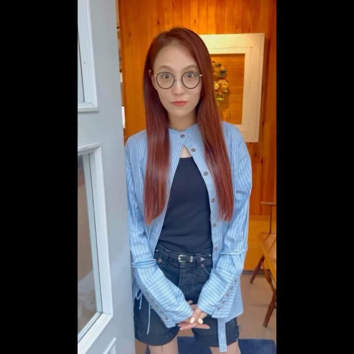田野アサミのインスタグラム：「♡✂️✂️✂️✂️♡ いつだってサラサラベストカラー🍊🧡 ※光によって少し色味違うく見えるかもですが、いつものカラーだよ🧡アプリコットオレンジ🍊 そして7枚目のベスト前髪の長さに整えてくれる‼︎‼︎ 担当のまきゆうがいつも程よいバランスの長さにしてくれる。（彼女しか解らないね😎❤️‍🔥） 水素のパウダーを入れてカラーして貰うから本当に傷まない！マジシャンみたいに『水素パウダーいれます！』って言いながら入れる所見せてくれるよ！笑✨🫧 皆も水素マジック⁉︎体験してみてほしい。笑 #田野アサミ#asamitano#hair #ロングヘアー#オレンジカラー  ガーランド特集風😂 載せてないのあるからまとめて載せちゃおー！✊ ※アンケート機能見るの楽しみにしてるから回答してね🖐️😁」