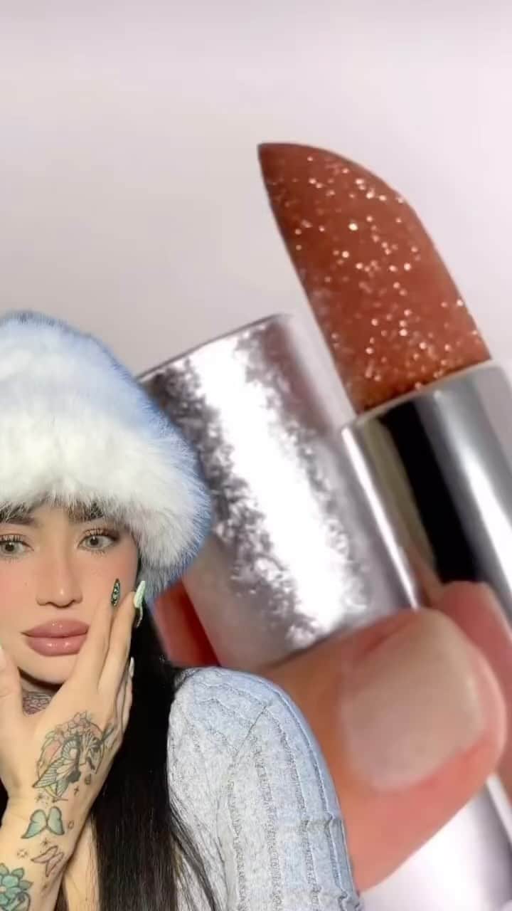 Aiのインスタグラム：「@maccosmeticsjapan ばずりっぷ来ました💋😩今年もやばすぎーーーー！！！ #リップ #holidaycollection #glitterlip」