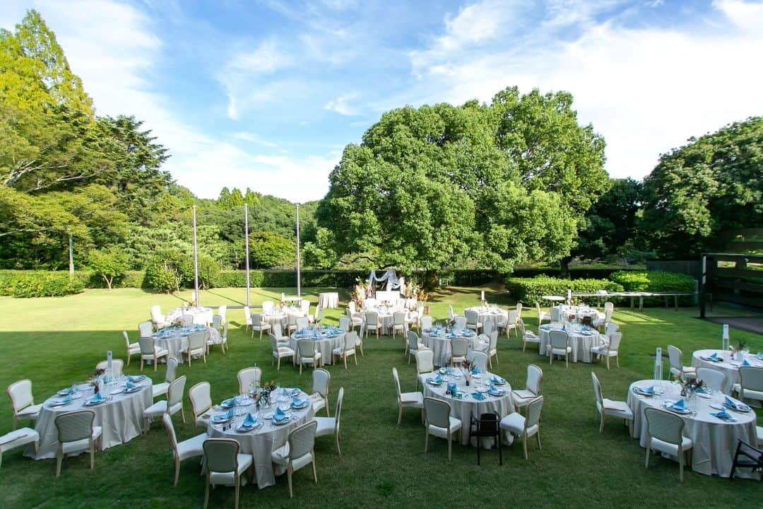 迎賓館さんのインスタグラム写真 - (迎賓館Instagram)「@geihinkan1970  garden party𓍯  ✼••┈┈┈┈┈┈┈┈┈┈┈┈┈┈┈┈┈┈••✼   1日2組限定の贅沢✨ 大阪万博で世界中の国賓をもてなした本物の迎賓館  都心から少し足を延ばすと 8万坪の緑が広がる圧倒的な開放感𓂃｡:*  四季折々の美食をお贈りします𓍯  ご試食つきブライダルフェアのご予約は DMからも承っております◎  ✼••┈┈┈┈┈┈┈┈┈┈┈┈┈┈┈┈┈┈••✼  #最高のおもてなしの舞台 #迎賓館 #ghk花嫁 #結婚式 #wedding #ウェディング #ガーデンパーティー #会場コーディネート #メインテーブル #プレ花嫁 #結婚式準備」11月11日 21時20分 - geihinkan1970