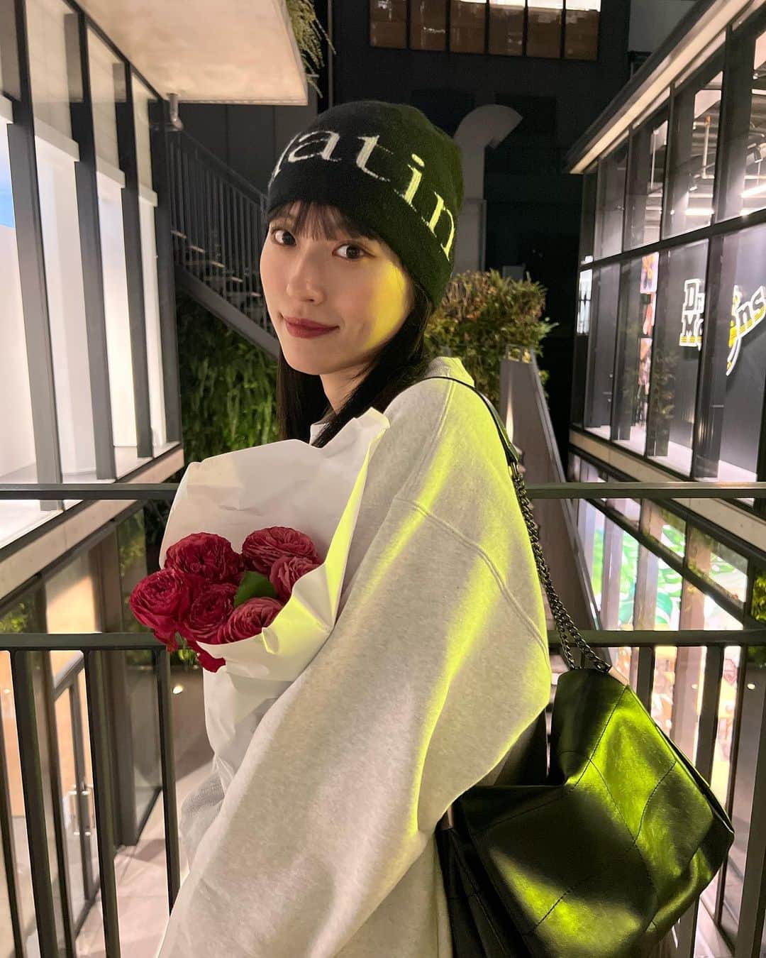 小山莉奈のインスタグラム：「좋아하는 꽃🥀 자신을 스스로 사랑해야지  最近はトレーナーにミニスカートばっかり🥰」