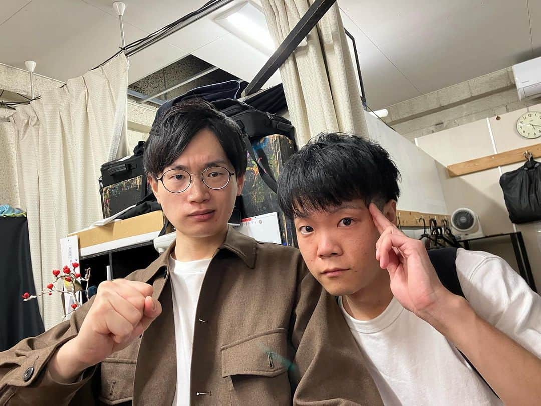 村民代表南川さんのインスタグラム写真 - (村民代表南川Instagram)「23/11/11(土)「社会人芸人バトルライブ『藤四郎』拾壱ノ陣:銀狼」でした。  MCとネタを。 最初は重めだった客席も演者皆さんの熱量で最後は良い感じ！ ネタは4分で仕上げたはずが5分半に🕰️要調整  写真 1位の#邪払 さん&2位の#ふねしぼり さん 同一演者ワンツーフィニッシュ初めて見ました！ #藤四郎ライブ」11月11日 21時24分 - son_d_min