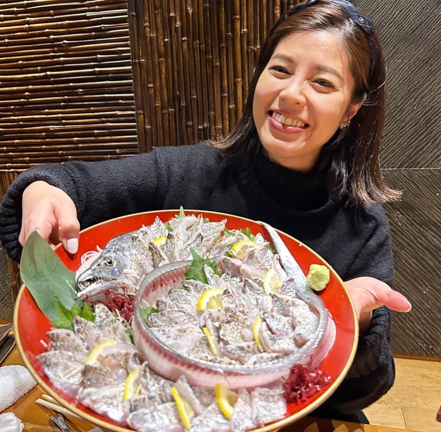 神田愛花さんのインスタグラム写真 - (神田愛花Instagram)「下船後は、 釣った魚を捌いてお料理して下さるお店に🔪🐟🍺 アジはフライやお刺身など５品くらいに。 太刀魚はお刺身に。 自分たちで釣った魚は、格別に最高に美味しかった🥹💕  #NYC #ニューヨーク #Barbie #バービー #pink #ピンク #海釣り #釣りガール #アジ釣り #太刀魚釣り #神田愛花」11月11日 21時24分 - aikakanda