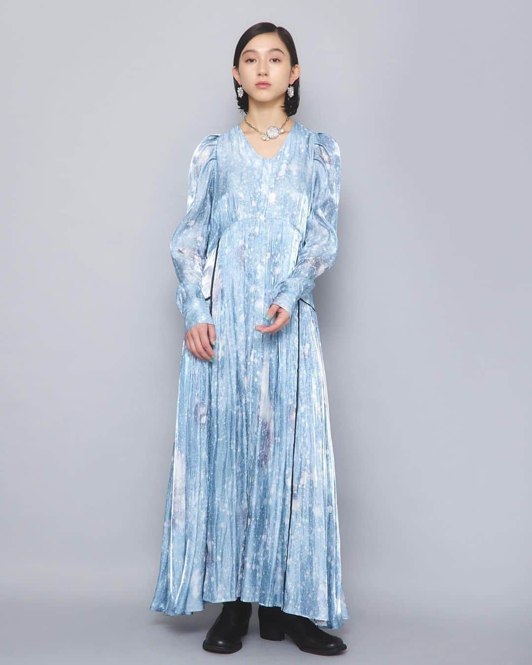 M U R R A Lのインスタグラム：「. 2023 Fall / Winter Collection FRAGILE  " Letter " long dress  "雪は天からの手紙である" 物理学者、中谷宇吉郎の詩学的な言葉からインスピレーションを得て作成された"Letter"シリーズ。  降り注ぐ粉雪を手紙に綴られた言葉のように捉え 一瞬のその瞬間をデザイナー自ら写真へ閉じ込めました。  鮮やかな色彩に舞う粉雪はどこか優しく 儚さという一瞬の美しさを讃えているかのように。  #MURRAL #23FW #FRAGILE」