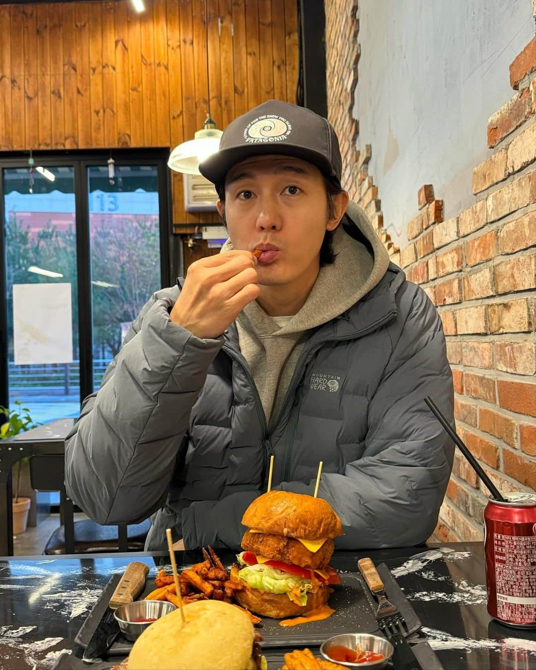 イ・ギウのインスタグラム：「🔥 추울 땐 고칼로리! 곰들을 이해하는 기름진 시간🙃  감기 조심 하세요!!  #기우리 #고칼로리 #배뚠뚠이  #감기조심하세요」