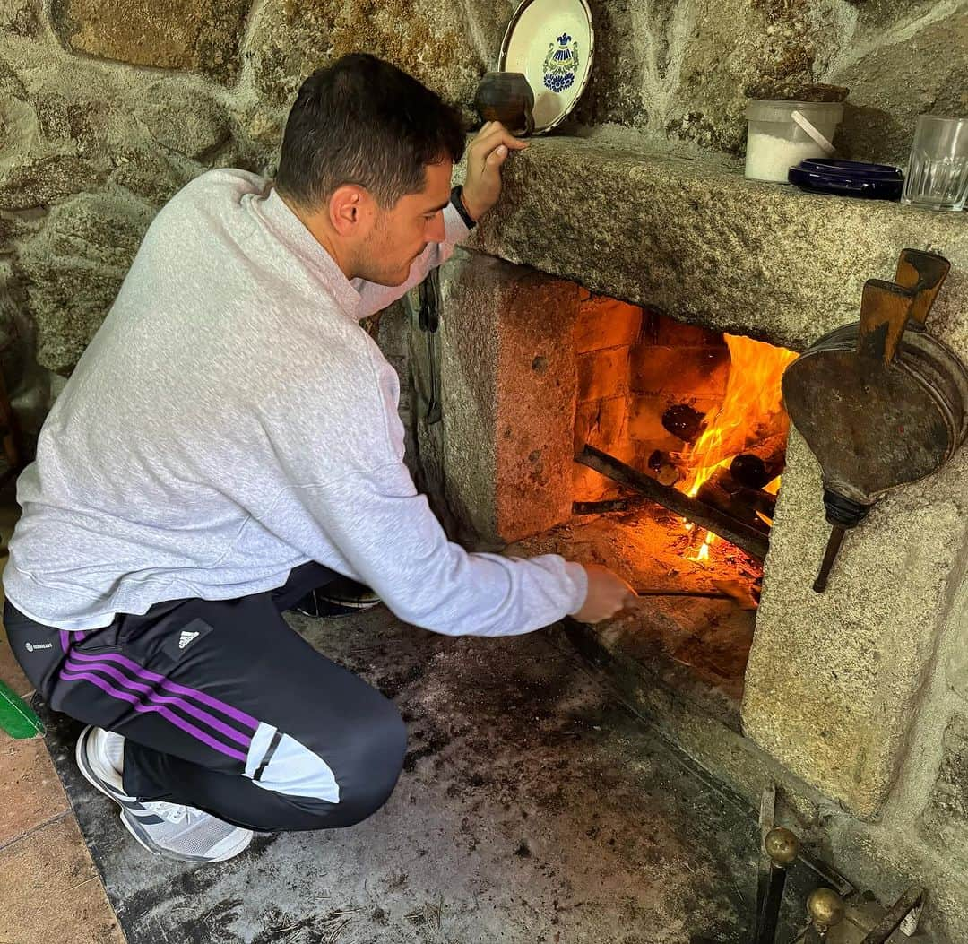 イケル・カシージャスのインスタグラム：「Tanto ajetreo que nos dan las ciudades y la tranquilidad con la que se está en los pueblos…  ⛰️ 🪵 #buenfindesemena✌🏼️」