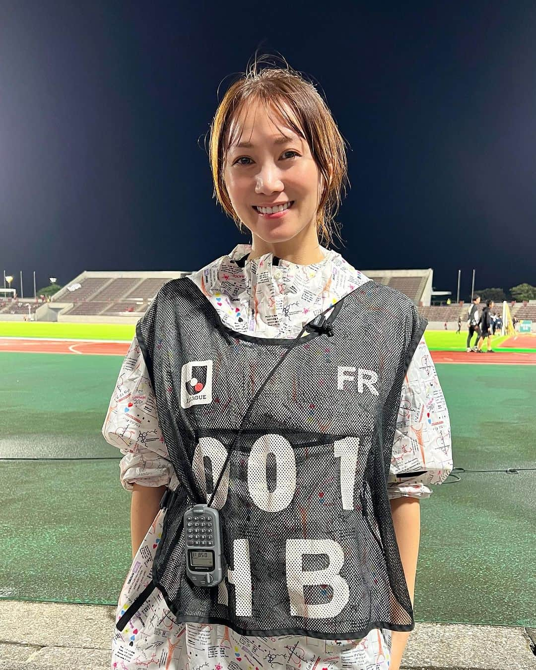 崎山一葉のインスタグラム：「* ⚽️ 2023シーズン #FC琉球 #DAZN 中継 私の担当は一足お先に終了いたしました🥺  あっという間のシーズン。  インタビュアーにプラスして ピッチフロアディレクターを務めさせていただくという 私にとってのチャレンジでした✨  いちスタッフとして いちサポーターとして FC琉球の歴史を見ることが出来る現状を噛み締めました🩷  今日の試合 是非とも勝利のインタビューをしたかったので 感無量です👑  ☑︎岡澤選手のJリーグ人生初のゴール⚽️ ☑︎平松選手の2試合連続ゴール⚽️ ☑︎ダニーカルバハル選手のJ通算100試合目の決死のセーブ⚽️ ☑︎全員で掴んだ勝ち点3  すごくすごくカッコよかったです🙌  この1年、インタビューをさせていただき 本当にありがとうございました✨  残り3試合！！ ※ホーム戦はあと1試合。 全力で、応援します📣  サポーターの皆さんも 愛してます😘  #琉球の心  @fcryukyu」