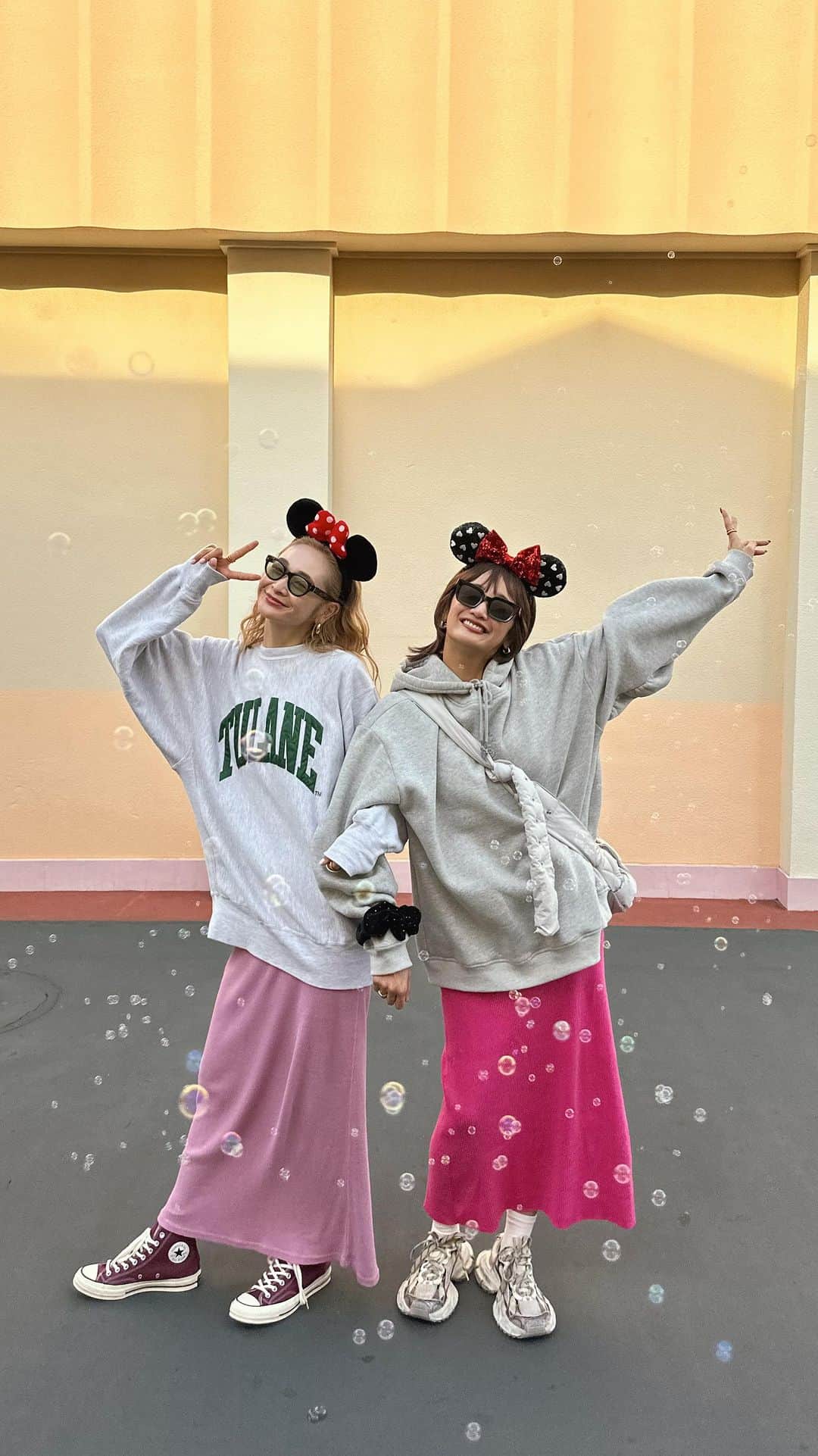 岩渕加恵のインスタグラム：「ディズニーハピコデ✌🏻💕🩶 ピンク×グレー合わせでっ🐭🌷  途中シャボン玉係のおじさん通過します👨🏻‍🦱🫧 （ちゃんとシャボン玉がいい感じなのよ〜笑  #ハピコデ #ディズニーコーデ #高身長コーデ #カラフルコーデ」