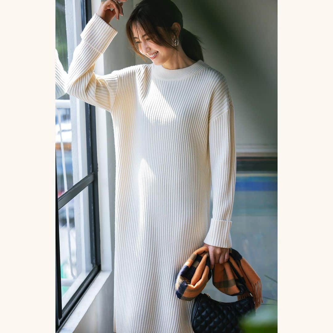 kumikyokuのインスタグラム：「【ONEPIECE COLLECTION 】 STYLE 02 RIB KNIT ONE PIECE  シンプルニットワンピこそ 今年らしいシルエットに更新  肌あたりの良いウールのリブ編みとオーバーシルエットで、ニットでも体のラインを拾わないデザイン。シンプルながらドロップショルダーや袖口の折り返しデザインのおかげで着るだけで今っぽい抜け感が漂います。裾のサイドスリットのおかげで足さばきもよく、パンツやレギンスとの合わせもバランスよくまとまります。  - #kumikyoku #組曲#オンワード #オンワードクローゼット #23aw #秋コーデ #パール #ニット #ニットコーデ #キャメル#ホワイト#キャメルコーデ#モノトーン#モノトーンコーデ#チャコール#ネイビー#ワンピース#ワンピースコーデ -」