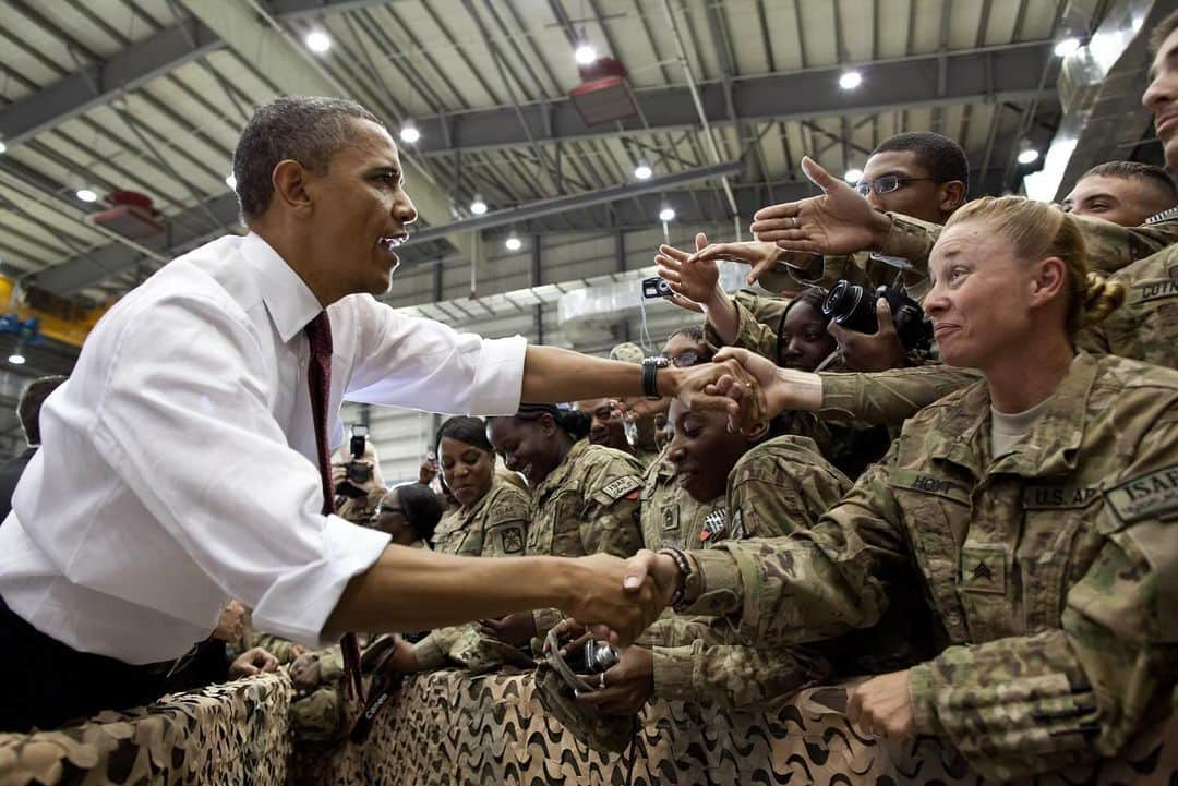 Barack Obamaさんのインスタグラム写真 - (Barack ObamaInstagram)「On Veterans Day, we honor all the brave men and women who have served our country in uniform. You deserve our thanks and support.」11月11日 21時29分 - barackobama