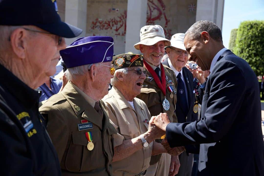 Barack Obamaのインスタグラム：「On Veterans Day, we honor all the brave men and women who have served our country in uniform. You deserve our thanks and support.」