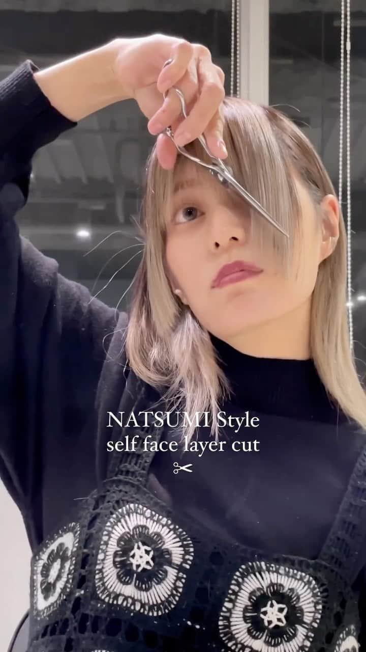 ALBUMのインスタグラム：「✔style by @album_natsumi 【 #ALBUM動画_カット_バング 】 ↑別パターンはこちら↑  - - - - - - - - - - - - - - -  NATSUMI Style ✂︎  今回はぱっつん前髪から、 奥行きたっぷりでラグジュアリーな おくれ毛にもなる顔まわりレイヤーのセルフカット！  クロスなんて使いません笑  髪を伸ばすことは出来ませんが 伸びたように見せることは出来るので イメチェンしたい方は是非🫶🏼💓  NATSUMI専用カットクーポンは5400円＋指名料です🙇‍♀️  ドライヤーとストレートアイロンは @dysonhair_jp です！  - - - - - - - - - - - - - - -  こちらのスタイルは 渋谷店のNATSUMI（ @album_natsumi ） が担当いたしました！  何かご不明点がございましたら お気軽にコメントください。 担当スタイリストからも コメントいたします！  - - - - - - - - - - - - - - -  cut ¥3,400~ cut + color ¥5,600~ cut + double color ¥15,900~ etc... ※店舗により料金が異なります。  - - - - - - - - - - - - - - -  《求人募集》 ALBUMでは店舗拡大のため 随時スタッフを募集しております！  「トレンドヘアーを、毎月通える価格で提供。」が コンセプトのサロンです。 めまぐるしく変化する 世の中のトレンドを素早くキャッチし、 誰にでも手の届くお手ごろなプライスで 毎月通えるサロンを目指しております。  《業務内容》 ①正社員スタイリスト ②業務委託スタイリスト ③中途アシスタント  《応募方法》 ALBUM公式Instagram TOPページに 記載されております URLからご応募くださいませ。 www.album-hair.com/recruit  - - - - - - - - - - - - - - -  【お問い合わせ先】 ALBUM OFFICE TEL / ‪03-6712-5547‬ FAX / ‪03-6712-5548‬ MAIL / info@album-hair.com  ALBUM（ @album_hair ）  #ダイソン #dyson #dysonbeauty #dysonhair #ヘアカット #カット #カット動画 #顔周り #顔周りカット #顔周りレイヤー #顔まわり #顔まわりカット #小顔カット #小顔ヘア #レイヤーカット #レイヤー #レイヤーヘア #レイヤースタイル #フェイスレイヤー #前髪カット #前髪カット動画 #似合わせ前髪 #hairstyles #hairtutorial #髪型設計 #剪髮 #앞머리 #컷 #ร้านเสริมสวย」