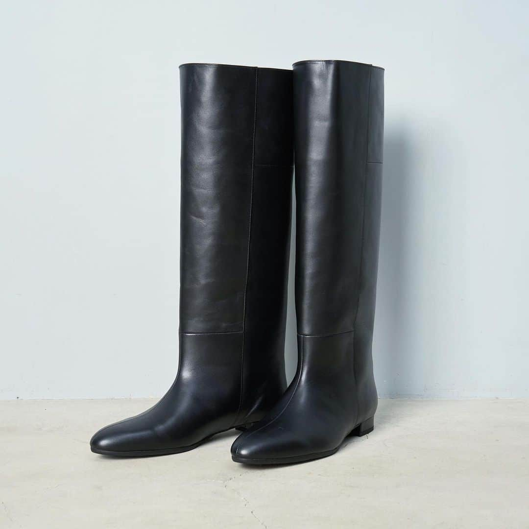 SINMEのインスタグラム：「BLACK LONG BOOTS  SINME初のオリジナルブーツをつくりました。  すっきりとしたシューズ部分と膝下まで縦に太く長く伸びるルーズシルエットのロングブーツで、板谷の今の気分と長く愛用し続けたいという想いを詰め込んだ一足に仕上がりました。  カラーはコーディネートしやすいブラック。  革は北米の原皮を使用し、国内で丁寧になめされた牛革です。 風合いのあるレザーで、柔らかくとても足なじみが良いものを選びました。  ソールはビブラムソールを採用し、グリップがあり軽くて、削れにくく、雨の日も安心して履けます。  裏地には肌触りが良く暖かいポリエステル100%のサーモトロンを使用しています。  吸光熱変換機能と遠赤外線放射機能であたたかく、抗菌防臭効果もある高機能素材になります。  BLACK LONG BOOTS size35(23cm)36(23.5cm)37(24cm) 38(24.5cm)39(25cm)全5サイズ展開 prie・¥66,000+tax 限定生産になります。  11月18日よりSINME Online StoreとSINME取り扱いセレクトショップにて販売開始となります。  また、こちらの発売を記念したSHOP SINME in TOKYOの開催が決まりました。  11/18(土曜) 12:00〜18:00 ROSE STUDIO 東京都港区南青山4-9-1 simple青山ビル3F  ロングブーツのほか、シンメアイテム多数をご用意します。 みなさまのご来場をお待ちしております。」