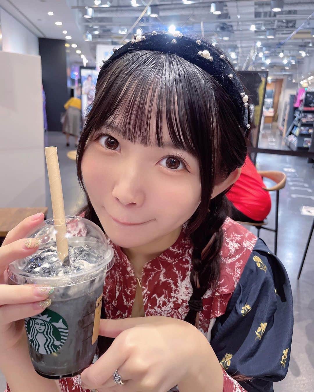 雪村花鈴さんのインスタグラム写真 - (雪村花鈴Instagram)「ひとくちのむ？🥤  ハロウィンのときの黒スタバ！ このワンピースとてもお気に入り🥰」11月11日 21時39分 - yukimura_karin