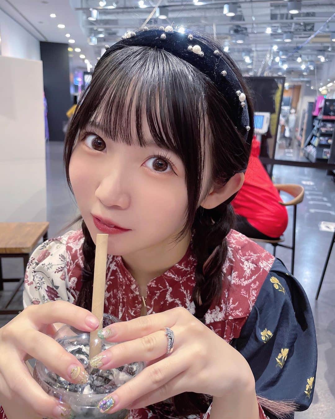 雪村花鈴さんのインスタグラム写真 - (雪村花鈴Instagram)「ひとくちのむ？🥤  ハロウィンのときの黒スタバ！ このワンピースとてもお気に入り🥰」11月11日 21時39分 - yukimura_karin
