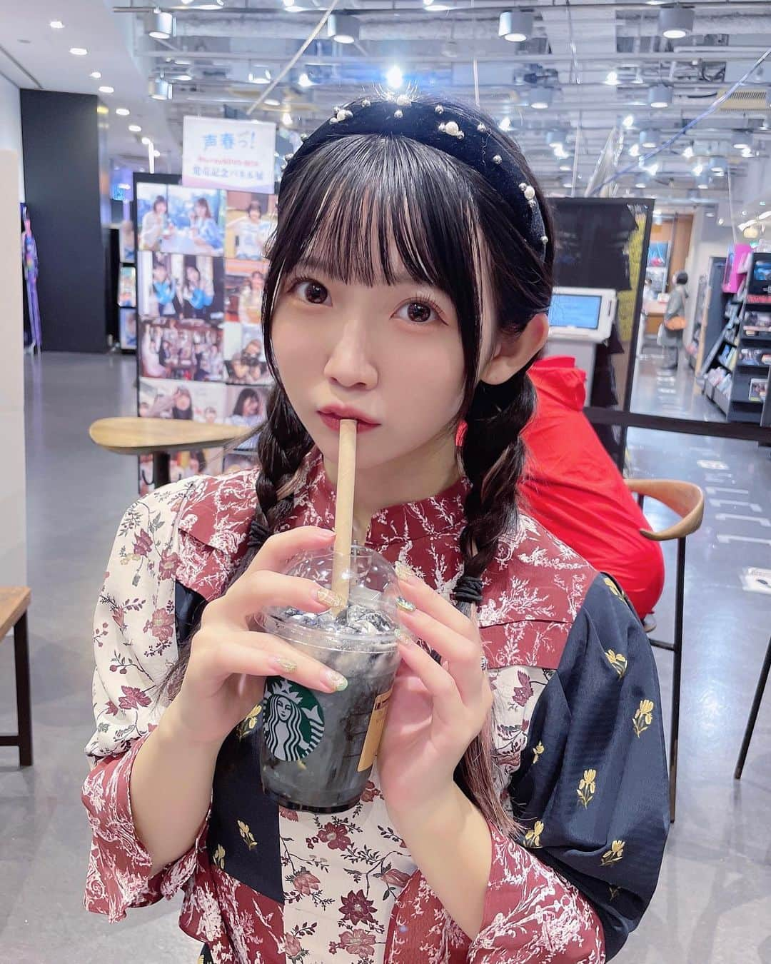 雪村花鈴のインスタグラム：「ひとくちのむ？🥤  ハロウィンのときの黒スタバ！ このワンピースとてもお気に入り🥰」