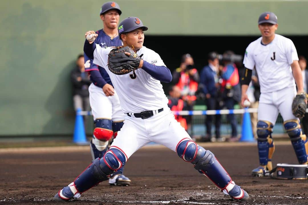 侍ジャパンさんのインスタグラム写真 - (侍ジャパンInstagram)「「カーネクスト アジアプロ野球チャンピオンシップ2023」に向けた侍ジャパン宮崎秋季キャンプ2023の6日目が宮崎市清武総合運動公園で行われ、阪神勢4選手を加えた全体練習を実施。佐藤輝明選手らが快音を響かせ、井端弘和監督も手応えを語りました。  https://www.japan-baseball.jp/jp/news/press/20231111_3.html  #侍ジャパン #侍ジャパン宮崎秋季キャンプ2023 #アジチャン #井端弘和 #佐藤輝明 #石橋康太 #野口智哉 #清水達也 #及川雅貴 #森下翔太 #藤原恭大 #野村佑希 #牧秀悟」11月11日 21時39分 - samuraijapan_official