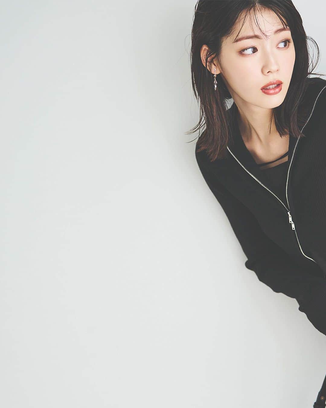 dazzlinのインスタグラム：「_____Web magazine up date ▶︎ スライドしてチェック🔍 . ............................................................................  『 MIX＆MATCH 』  feat #中村里帆 ( @__rihostagram__ )  ............................................................................  【  CHARM & COOL — 02 】   . ■ Tops #Wジップリブニットトップス price : ￥7,150 c.gray / black / red size : FREE  . ■ One-piece #ストラップレイヤーキャミワンピース price : ￥11,000 ivory / black / mocha size : FREE  . ............................................................................  アイテム詳細は商品タグ or TOPページURLよりチェック🔗 » @dazzlin_official  . 全国のdazzlin staffのスタイリングも更新中👗 » @dazzlin_staff_snap  . #中村里帆 #dazzlin #ダズリン #2023aw #ワンピース #ワンピースコーデ #キャミワンピース #レイヤード #レイヤードコーデ #オールブラック #オールブラックコーデ  #推し活 #カフェ活 #カフェ巡り #参戦服 #参戦コーデ #大人コーデ #大人カジュアル #カジュアルコーデ #きれいめカジュアル #シンプルコーデ」