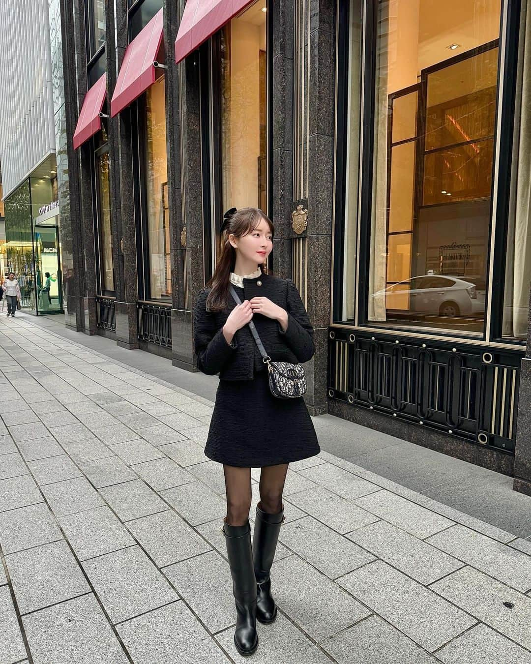 ayakoのインスタグラム：「tara🖤🤍🎀 秋はクラシカルなお洋服が気分🍁👸🏻  とってもかわいい素敵なお祝いを毎年ありがとうっ🧸❤️💐✨👩🏻‍❤️‍👩🏻」