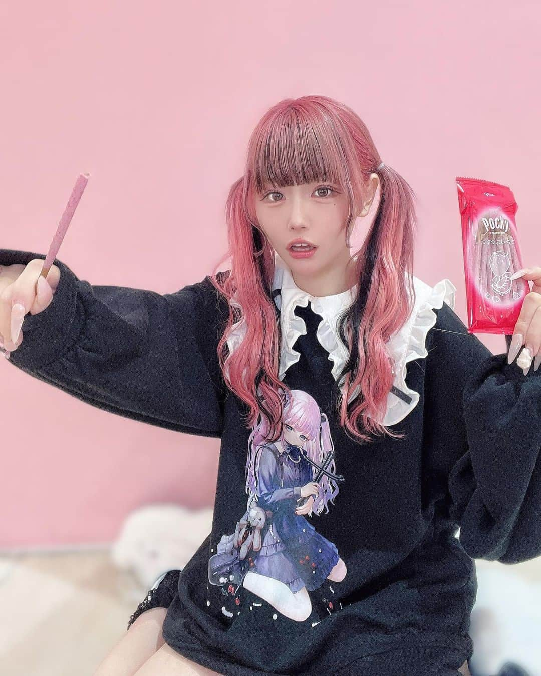 さきちゃんさんのインスタグラム写真 - (さきちゃんInstagram)「ポッキーの日ദി- ·̫ – ̳^ ポッキーは極細派、ポッキーよりトッポ派です🥹💭 #ankrouge #アンクルージュ #大宮アルシェ #ポッキーの日 #ポッキー #ツインテール #地雷系女子 #地雷 #地雷女 #地雷系 #地雷メイク #隠しきれないヲタク #ピンクヘア #派手髪 #派手髪女子 #ハイトーン #ブラックコーデ #自撮り界隈 #いいね返し #自発ください #アパレル店員」11月11日 21時35分 - ankrouge____saki