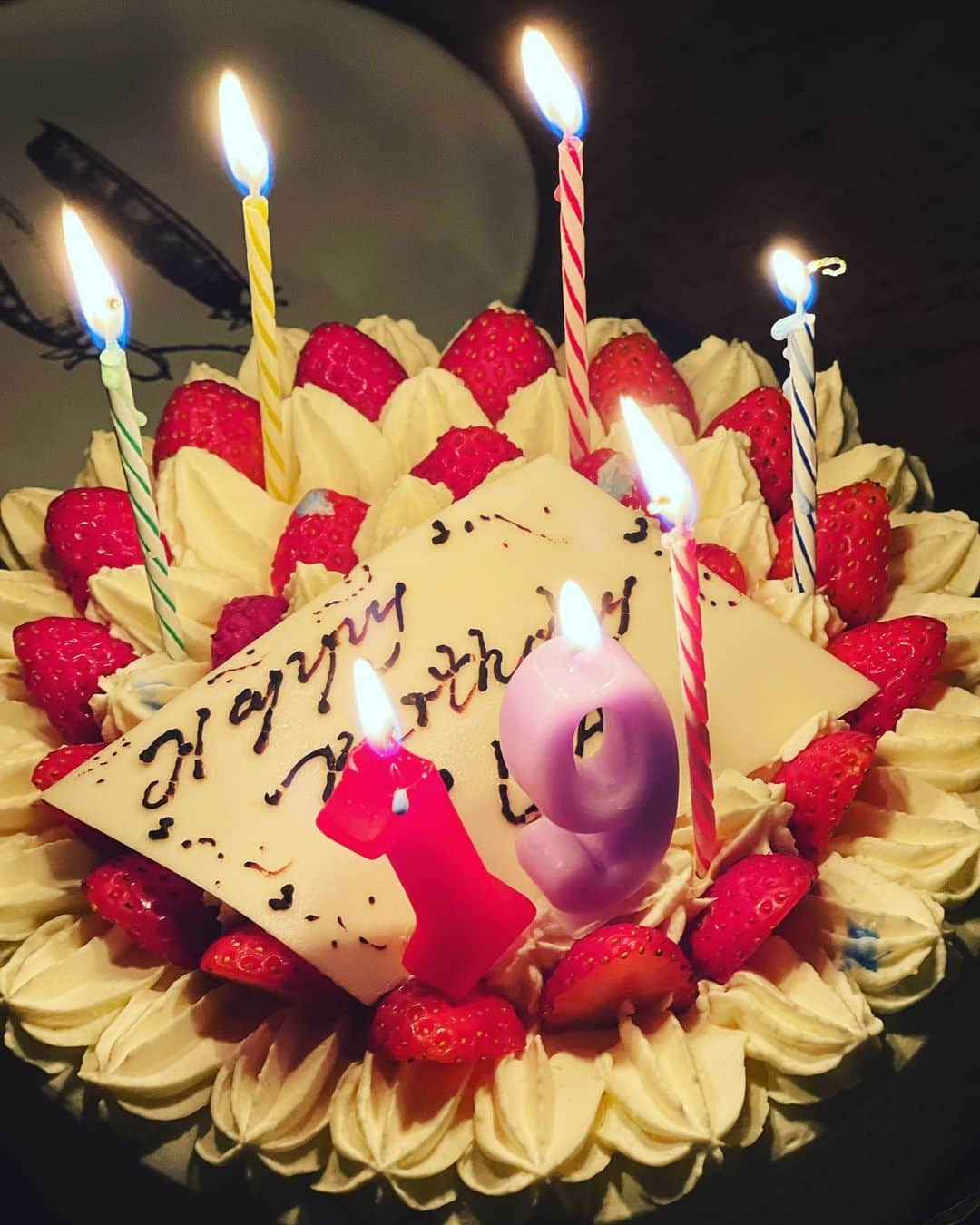 神崎恵のインスタグラム：「・ 次男のお誕生日でした。 4人で集合しごはんを食べて帰宅。 毎回、ケーキふぅ〜は三男の仕切りで執り行われます。 息子たちが小さな頃は、誕生日は当たり前のように一緒にお祝いしていたけれど、 こうして4人集まることも今では特別。 それぞれ、仕事や友人や彼女と過ごすようになって、 あぁ、大きくなったな。としみじみ。 今日もこの日を元気に笑顔で過ごせたこと。 それがなによりも嬉しいです。 ありがとう。 ２枚目は、７月の長男のお誕生日の一枚。 本当に、2回まばたきしたら、2人ともこんなに大きくなってしまっていて。 まだまだ手がかかる頃は、 こんな大変さがいったいいつまで続くのか？としんどさに潰されそうになっていたあの頃が、今ではなんと愛おしい時間だったのかと感じます。  #お誕生日 #happybirthday」