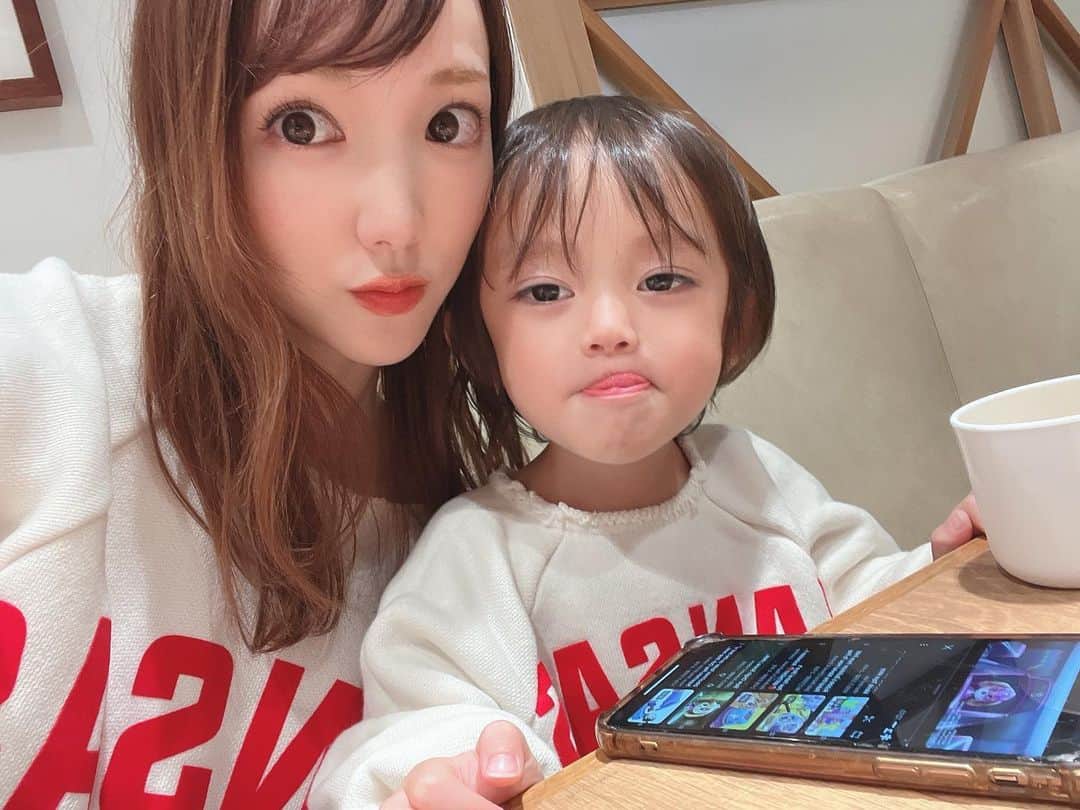 下田美咲のインスタグラム：「同じ顔して同じ服着た日。 何枚か撮ったのに次男に一枚も良い顔をしてもらえなかったよ！！私も雨に打たれた後でヨレヨレ。  #ペアルック #親子 #おそろコーデ」