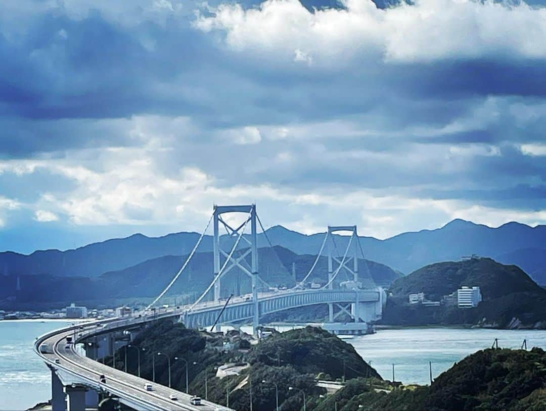 菊地智義さんのインスタグラム写真 - (菊地智義Instagram)「淡路島素晴らしいです！ 明石海峡大橋から鳴門大橋、そしてまた明石海峡大橋へ。 淡路ほぼ一周の最高ツーリングでした。 そして、 いよいよ明日はPMCさん主催の 『Z祭』です。 横兄のブースお手伝いしてますので、是非遊びに来て下さい！ HONDA党の私ですが、明日はKAWASAKI党の顔してても許して下さい笑 #淡路島 #明石海峡大橋 #鳴門大橋 #Z祭 #PMC」11月11日 21時38分 - potatokikuchi2