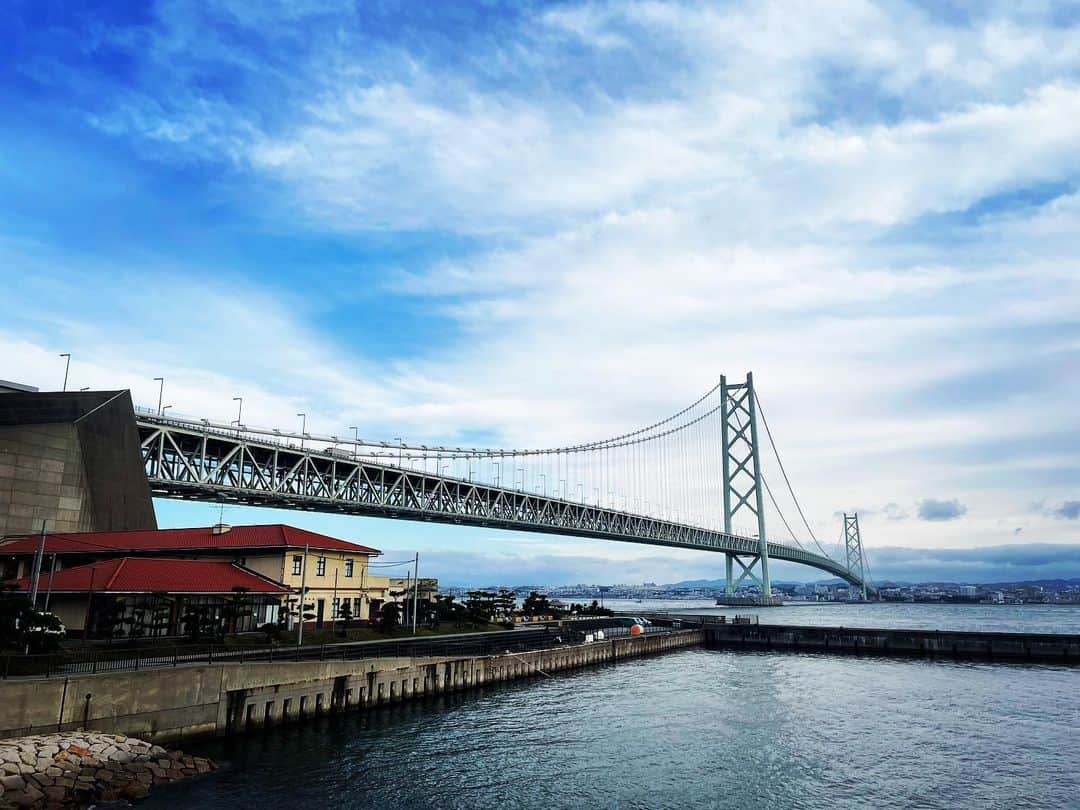 菊地智義のインスタグラム：「淡路島素晴らしいです！ 明石海峡大橋から鳴門大橋、そしてまた明石海峡大橋へ。 淡路ほぼ一周の最高ツーリングでした。 そして、 いよいよ明日はPMCさん主催の 『Z祭』です。 横兄のブースお手伝いしてますので、是非遊びに来て下さい！ HONDA党の私ですが、明日はKAWASAKI党の顔してても許して下さい笑 #淡路島 #明石海峡大橋 #鳴門大橋 #Z祭 #PMC」