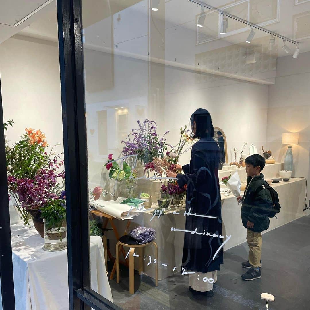 吉村民さんのインスタグラム写真 - (吉村民Instagram)「お花を選ぶ楽しさを知った 5歳男子。  @futatsuno_tsuki さんの とても可愛いお花が買えました💐  今日は自分の好きなお花を 楽しそうに選んでいたけど、 いつか私の為に選んでくれたりするのかなぁ🥺  @this___tokyo」11月11日 21時39分 - yoshimuratami