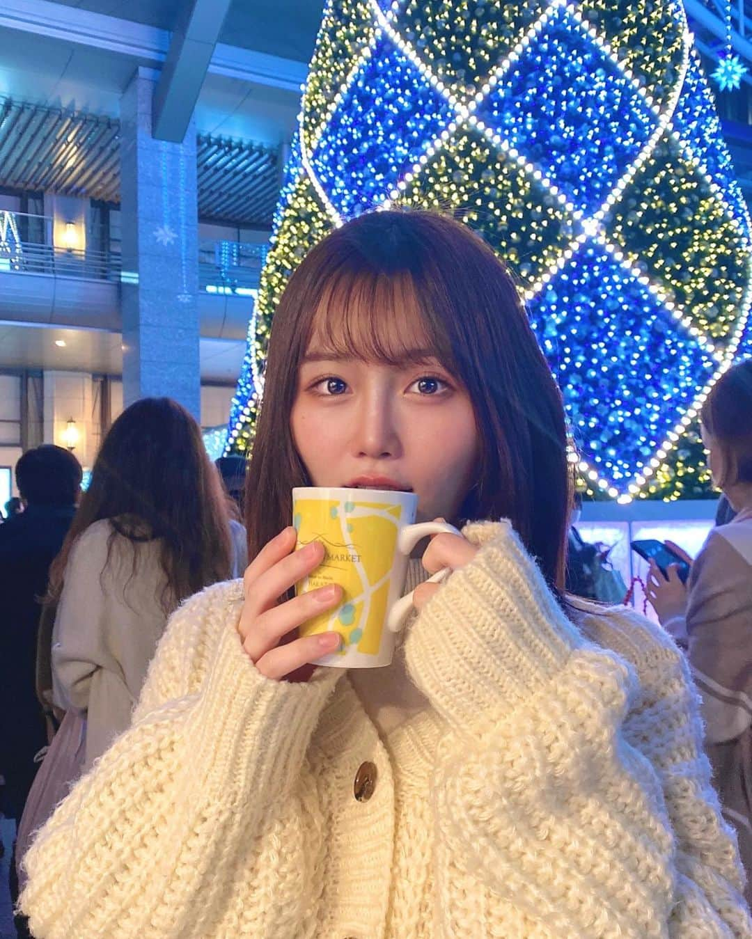 秋吉優花のインスタグラム：「❄️ . 冬が始まった!  . #クリスマスマーケット博多 #クリスマスマーケット2023 #博多駅 #2期生 #hkt48 #ホットチョコレート #マグカップかわいいよね #❄️」