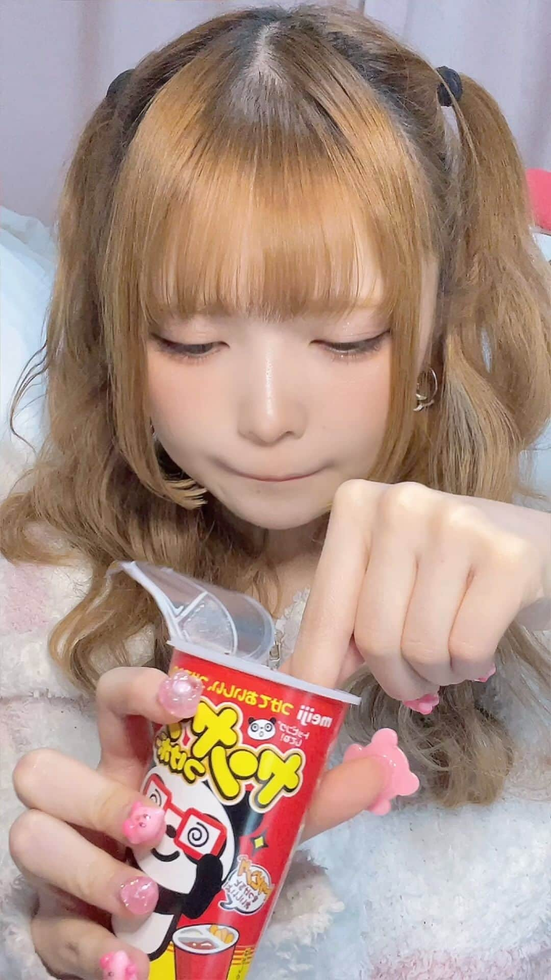 眠岸ぷりんのインスタグラム：「チョコ側あげる！  #ポッキーの日」