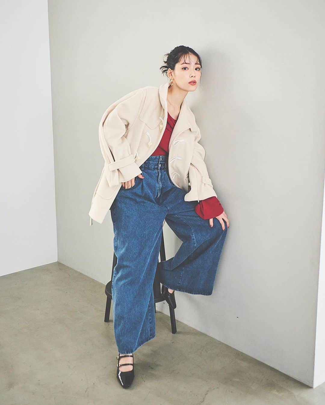 dazzlinのインスタグラム：「_____Web magazine up date ▶︎ スライドしてチェック🔍 . ............................................................................  『 MIX＆MATCH 』  feat #中村里帆 ( @__rihostagram__ )  ............................................................................  【  NOBLE SWEETNESS — 05 】   . ■ Outer #ミドルフレアダッフルコート price : ￥19,800 ivory / yellow / green / camel size : FREE  . ■ Tops #ツイストクロスニットトップス price : ￥6,490 o.white / c.gray / red / pink / silver size : FREE  . ■ Bottoms #ダブルハイウエストワイドデニムパンツ price : ￥10,890 black / pink / indigo size : XS / S / M  . ............................................................................  アイテム詳細は商品タグ or TOPページURLよりチェック🔗 » @dazzlin_official  . 全国のdazzlin staffのスタイリングも更新中👗 » @dazzlin_staff_snap  . #中村里帆 #dazzlin #ダズリン #2023aw #アウター #アウターコーデ #ダッフル #ダッフルコート #ニット #ニットコーデ #デニム #デニムコーデ #カラーコーデ  #推し活 #カフェ活 #カフェ巡り #参戦服 #参戦コーデ #大人コーデ #大人カジュアル #カジュアルコーデ #きれいめカジュアル #シンプルコーデ」