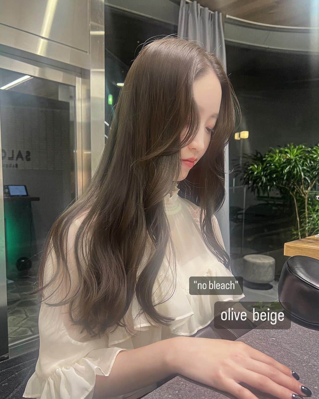 古賀美紀のインスタグラム：「【人気NO1！bleach無しでできる色素薄めカラー】 嫌な赤みを消してくれて透明感抜群な  「 #オリーブベージュ ❤︎」  現在の明るさより明るくしたい方、地毛からのカラーのお客様はダブルケアカラー  選択お願いします♡  ✨オススメメニュー✨ "人気No.1" ✔️プレミアムケアカラー　¥11400~ 毛髪強化剤♡髪の毛を補強し切れ毛・枝毛を98.6%防ぎます！ →髪の毛に凄く良いので、髪の毛を綺麗に持続させたい方オススメです！  "前処理剤オプションメニュー" 毛髪は、約80%のタンパク質（PPT）と 約5%の脂質（CMC）約12%の水分で構成されています。  前処理剤のPPTとCMCを＋する事で カラーの仕上がりとカラーの持続性をUPします♡！  ✔️CMC ¥1500 ブリーチ、ヘアカラーの薬剤を均一に浸透させる。 ダメージ補修と保湿をし髪表面をツヤやかに 指通りをよくする。 →髪の硬さ、パサつき、ゴワつきは cmcが失われてるのでオススメです♡！  ✔️PPT ¥1500 ダメージを補修し、ダメージで失った髪の タンパク質部分を補修し、弾力を与えてくれます。 ヘアカラーの再現性と持ちを高める。 →ダメージや色落ちが気になる方オススメ 【プレミアムケアカラーとの同時施術でさらに効果UP！】  ✔️CMC＋PPT ¥3000 更にクオリティを高めたい方オススメです♡  ※前処理を希望の方は、予約時にどの前処理をしたいか LINEしてください♡」