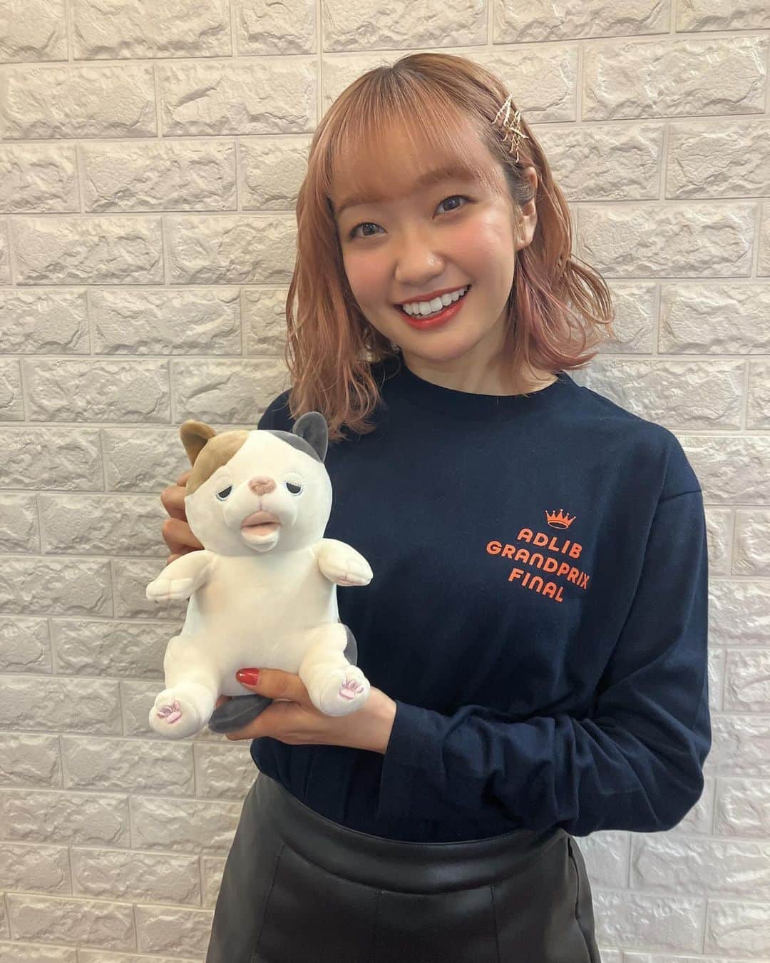 大橋彩香のインスタグラム：「あどりぶグランプリファイナル ご来場、ご視聴頂きありがとうございました✨  1枚目の猫は楽屋にいてずっと遊んでました🐈 指をハムハムしてくれるので、ハムスターだと思ってました…。  引き続き応援のほど、よろしくお願いします〜(スタッフ)」