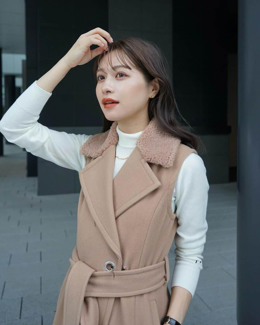 楫真梨子のインスタグラム：「VERY STORE @verystore_jp /公式オンラインストア @laubeblanc にて販売中のBelted Wool long gilet🐏  今日みたいな気温の日も汗をかくくらいあたたかいので重宝しています❄️  希少性の高い上質なラムウールの生地で仕立てているため軽くて保温性が高く、 柔らかさ・膨らみ・なめらかな手触りが特徴です。  襟部分には、手触りが良くボリューム感のるボアをあしらいました⛄️」