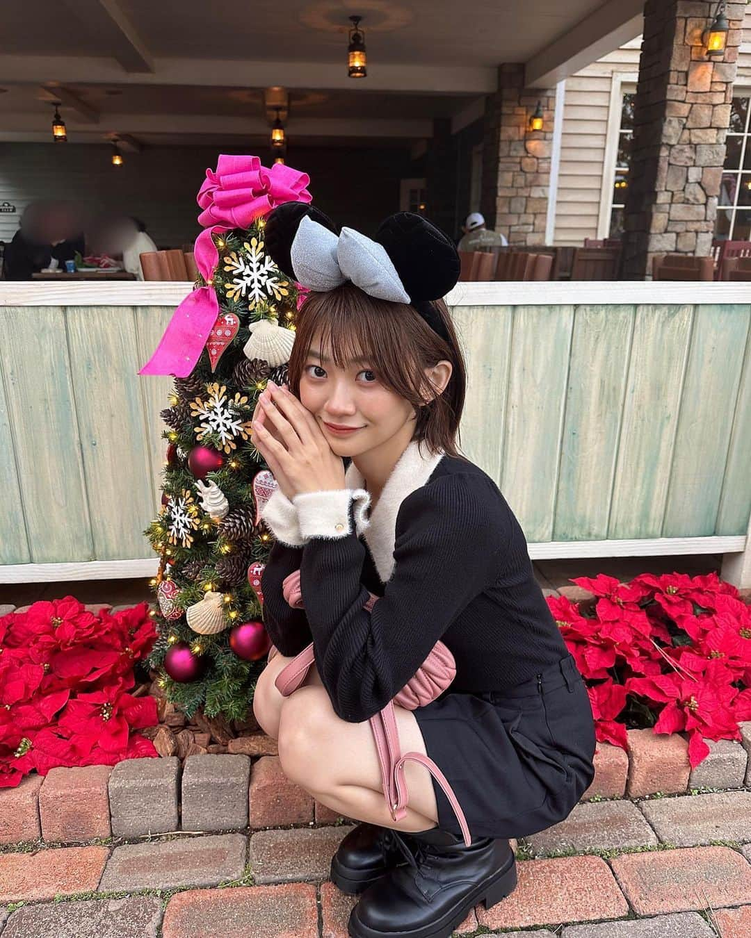 板倉可奈さんのインスタグラム写真 - (板倉可奈Instagram)「今日で22歳になりました！  たくさんのメッセージ本当にありがとうございますT^T♡  正直誕生日の実感は全然なく そんなに楽しみにしてるタイプでもなかったのですが、 みんなからのメッセージで誕生日がずっとずっと素敵な楽しい日になってます。 本当にありがとう。🫶🏻  みんなから日々もらってる愛情を私もみんなにお返しできるよう 自分のできることをちょっとずつ頑張っていくので、 相変わらずのんびりマイペースすぎな私ですが、 これからもよろしくお願いします。(!!)  だいすきよ~♡  ((この前ディズニー行ってきたよ😗  #kanacolor」11月11日 21時43分 - kn.sii.i