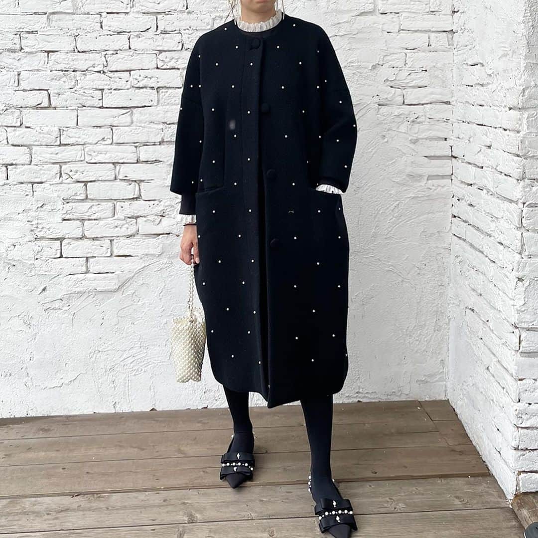 Tsuru by Mariko Oikawaさんのインスタグラム写真 - (Tsuru by Mariko OikawaInstagram)「Eternal coat.  パールの存在が可憐なTSURUの代表的なコート"Soiree"。 日本で織られた生地に、縫製、パール付けも全てMADE IN JAPANで仕立てた特別な一枚。 世界のメゾンブランドと同レベルの高ウール混率で、滑らかでウール特有の光沢感が特徴。 肩をぐっと落としたクラシカルなフォルムは唯一無二の存在感。 羽織るだけでどんなスタイリングにも決まる、　一度袖を通すと実感できる絶妙でパーフェクトなシルエットを是非堪能して。  Soiree（pearl） BLACK.p/WHITE.P/PINK.P/GRAY.P size:free  #tsuru #tsurubymarikooikawa #2023winter #2023aw」11月11日 21時44分 - tsurubymarikooikawa