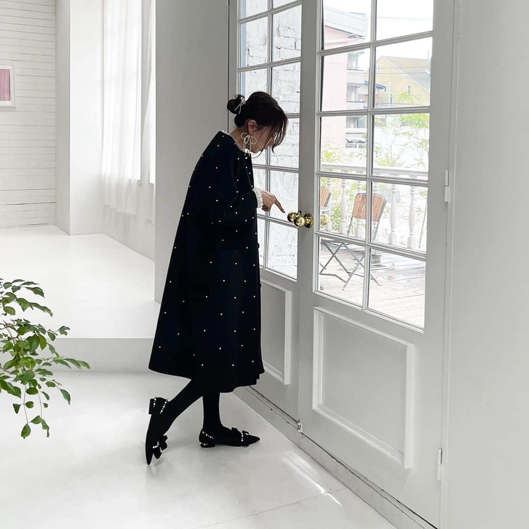 Tsuru by Mariko Oikawaさんのインスタグラム写真 - (Tsuru by Mariko OikawaInstagram)「Eternal coat.  パールの存在が可憐なTSURUの代表的なコート"Soiree"。 日本で織られた生地に、縫製、パール付けも全てMADE IN JAPANで仕立てた特別な一枚。 世界のメゾンブランドと同レベルの高ウール混率で、滑らかでウール特有の光沢感が特徴。 肩をぐっと落としたクラシカルなフォルムは唯一無二の存在感。 羽織るだけでどんなスタイリングにも決まる、　一度袖を通すと実感できる絶妙でパーフェクトなシルエットを是非堪能して。  Soiree（pearl） BLACK.p/WHITE.P/PINK.P/GRAY.P size:free  #tsuru #tsurubymarikooikawa #2023winter #2023aw」11月11日 21時44分 - tsurubymarikooikawa