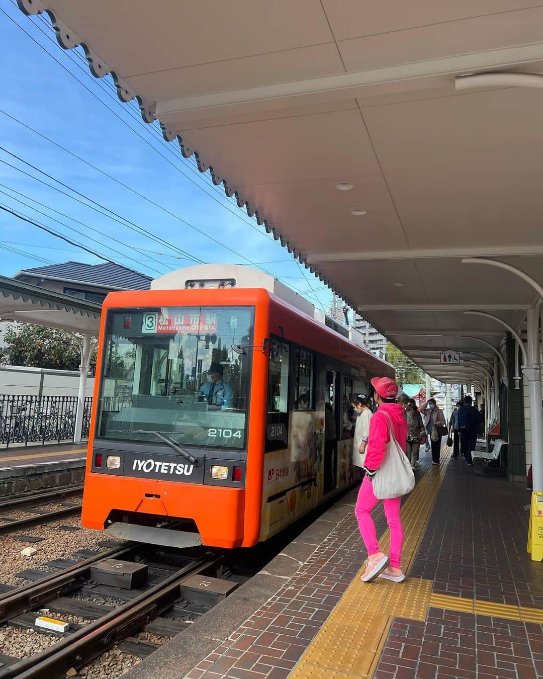 おりささんのインスタグラム写真 - (おりさInstagram)「#愛媛県　🍊  渋谷ももまるのももちゃんとピンクコーデ😂🍑 @momomaru1125  @momomaru1125   愛媛のみなさん 優しく色々教えて頂き ありがとうございました✨  ガンプくんの映画も また見れて感動した🥰✨ @justforfun_movie  @gumpsuzuki   ガンプくんのフォロワーのみなさんとも お話ししたり写真撮れて楽しかった🥰  ガンプくんのおかげで たくさんの人と繋がれて ほんとに感謝🥺✨  四国満喫するぞー🔥  #愛媛県松山市 #愛媛観光 #愛媛グルメ #愛媛旅行 #みかん#みかんジュース #ガンプ鈴木#映画#justforfun #ehime#ehimejapan #ももまる#ももちゃん#ピンク#ピンクコーデ#今治#道後温泉」11月11日 21時45分 - orisa_0510