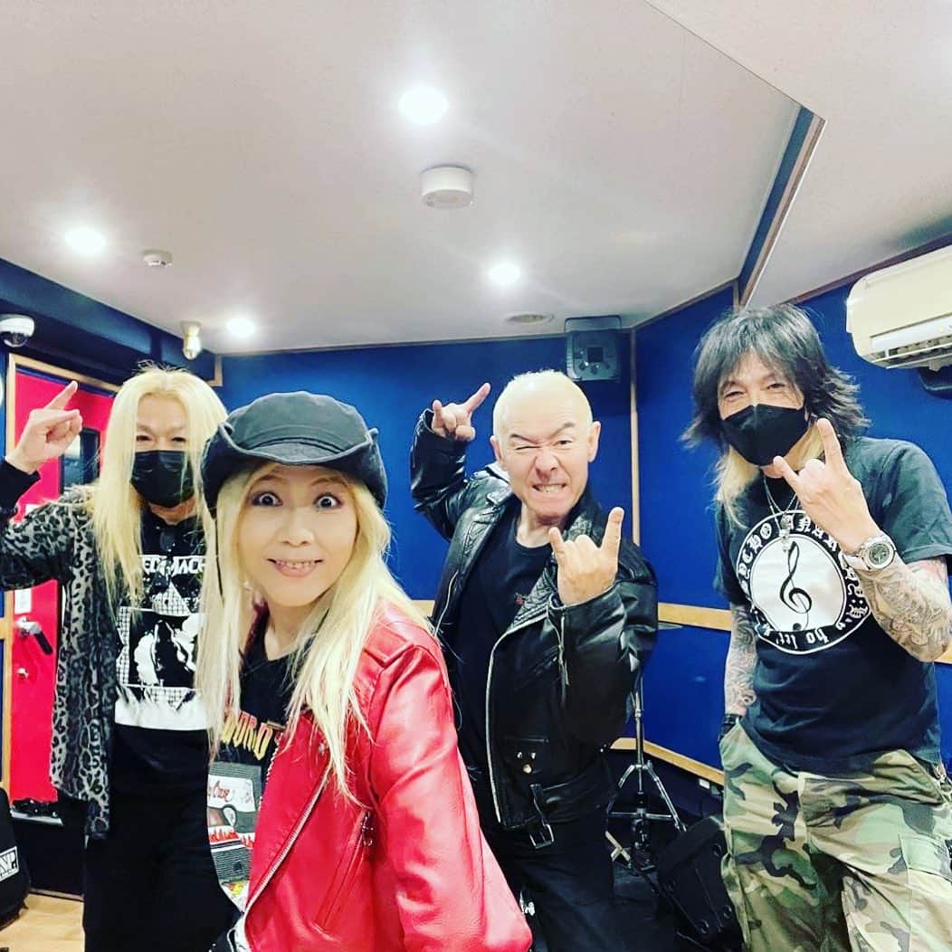 本間大嗣のインスタグラム：「リハでした。 ここんとこ数回、いつもより回数多く、濃密にみんな真面目なリハ（笑） このメンバーではチッタみたいな大きな舞台は初めてだもんね。結束力も強く、音もタイトになって良い感じだと思います♪ 後はHIRO FEST本番‼️来週18日、力一杯楽しみましょう😊さて、おれは明日、六本木バウハウスで下山くんの生誕祭に出演です‼️ がんばりまーす‼️💪」