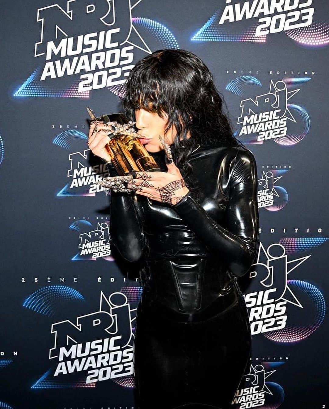 ロリーンさんのインスタグラム写真 - (ロリーンInstagram)「International Revelation of the Year ✨ Thank you so much @nrjmusicawards for this incredible award and to everyone who voted, words can not describe my gratitude and appreciate for all the love and support, 🤍 ⠀⠀⠀⠀⠀⠀⠀⠀⠀ Styling @kstewartstylist  Designer @atsukokudolatex」11月12日 3時14分 - loreenofficial