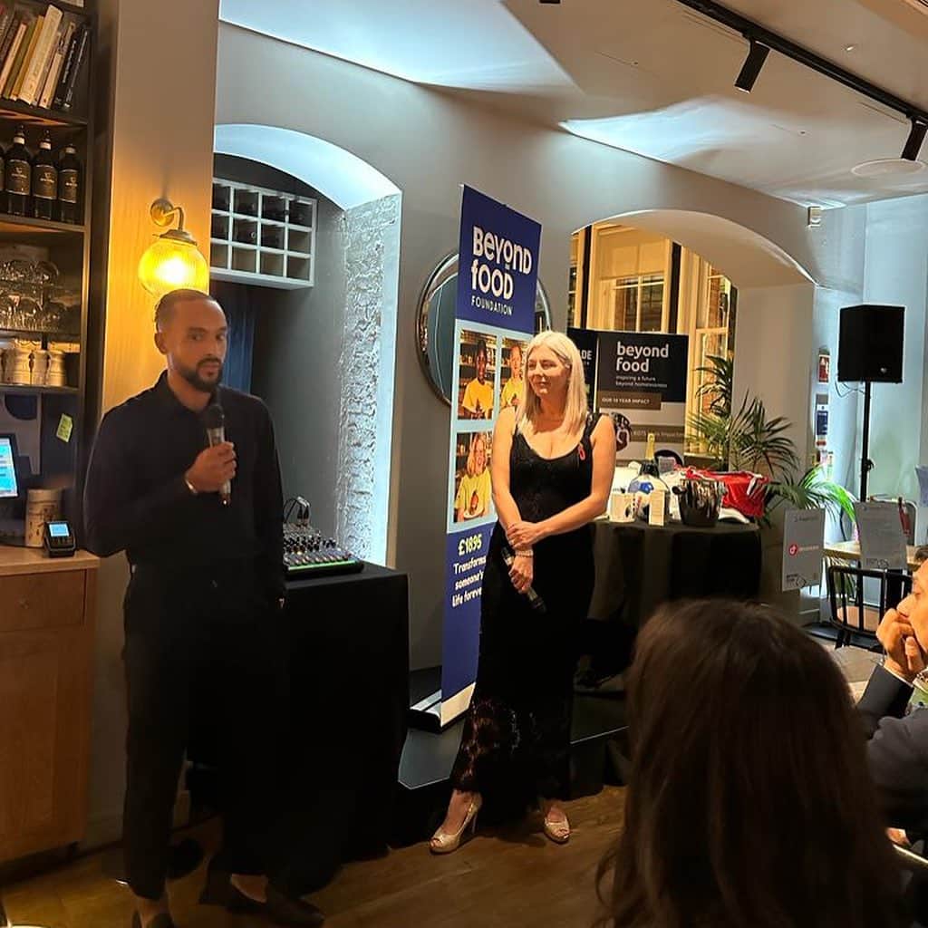 セオ・ウォルコットのインスタグラム：「Fantastic evening raising money for @beyondfooduk the other night.  I met some truly inspiring people and I was honoured to have played a small part during the night.  Beyond Food provide life-changing opportunities to individuals whose lives have unravelled, people who need vital support and inspiration to grab hold of their life, regardless of their current or past circumstances.   They use food to remove barriers that inhibit individuals from securing financial independence, freedom from isolation, and confidence to build better futures. Food plays a crucial role in helping people to live healthier lives, stand on their own two feet and understand healthy life choices – both physically and mentally.」