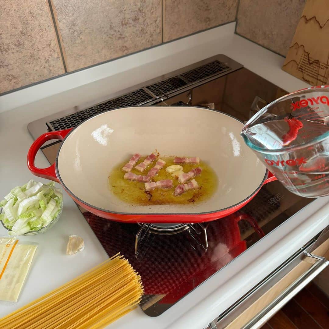 Tesshiさんのインスタグラム写真 - (TesshiInstagram)「お鍋ひとつでミルキースープスパゲッティ One pot milky spaghetti soup #yummy #homemade #healthy #pasta #spaghetti #soup #onepotmeal #おいしい #パスタ #スパゲッティ #スープ #ワンパンレシピ #白菜 #マカロニメイト #フーディーテーブル #手作り  白菜が甘くておいしい🤤 オリーブオイル大2、にんにく1かけ、ベーコン40g、水1カップ、牛乳1カップ、麺100g、塩ひとつまみ、途中でスライスチーズ2枚、白菜2枚くらい(orキャベツ小松菜ほうれん草など好きなの)、塩胡椒など 2 tbsp olive oil, 1 clove garlic, 40g bacon, 200ml water, 200ml milk, 100g spaghetti, a pinch of salt, 2 slices cheese, 2 Hakusai leaves, salt and pepper…」11月11日 21時57分 - tmytsm